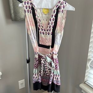 Mauve sleeveless blouse with cute tie. Size 2